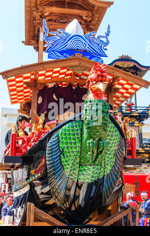 Einer der massiven Yama schwebt dem Betrachter beim Haritsuna-Schreinfestival im Frühling in Inuyama, Japan, gegenüber. Dekoriert im Hahnenthema. Stockfoto