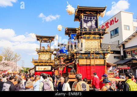 Massiver Yama schwebt beim Haritsuna-Schreinfest im Frühling in Inuyama, Japan. Jede mit einer mechanischen Marionette im Inneren, karakuri. Stockfoto