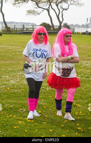 10. Mai 2015. Poole, Dorset, UK. Dorset erfolgt erste Regenbogen laufen im Baiter Park, Poole. Mehr als 1500 Läufer nehmen Teil 3 k-Charity-Rennen organisiert von Naomi House und Jacksplace Kinder Hospiz in der Nähe von Winchester, um Geld für ihre Caterpillar Attraktivität erhöhen. Stockfoto