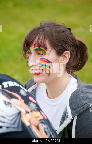 10. Mai 2015. Poole, Dorset, UK. Dorset erfolgt erste Regenbogen laufen im Baiter Park, Poole. Mehr als 1500 Läufer nehmen Teil 3 k-Charity-Rennen organisiert von Naomi House und Jacksplace Kinder Hospiz in der Nähe von Winchester, um Geld für ihre Caterpillar Attraktivität erhöhen. Stockfoto