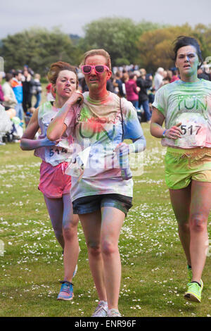 10. Mai 2015. Poole, Dorset, UK. Dorset erfolgt erste Regenbogen laufen im Baiter Park, Poole. Mehr als 1500 Läufer nehmen Teil 3 k-Charity-Rennen organisiert von Naomi House und Jacksplace Kinder Hospiz in der Nähe von Winchester, um Geld für ihre Caterpillar Attraktivität erhöhen. Stockfoto