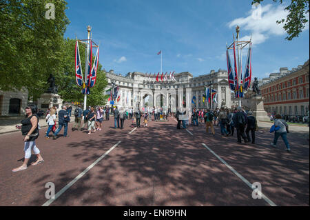 Westminster, London, UK. 10. Mai 2015. 70.-Jahr-Feier des Endes des zweiten Weltkriegs in Europa statt im Zentrum von London mit großen Menschenmengen Futter Parliament Square und Whitehall. Bildnachweis: Malcolm Park Leitartikel/Alamy Live-Nachrichten Stockfoto