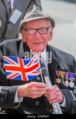 Viele der Veteranen sind im Rollstuhl geschoben von Personal aus den Streitkräften und Notdienste. VE Tag 70 Gedenkfeiern - historischen Jahrestag des Endes des zweiten Weltkrieges in Europa. Anschluss an ein Service von Thanksgiving in der Westminster Abbey, eine Parade von Service-Personal und Veteranen, geführt von einer militärischen Rohr-Band und einen Durchflug - in Horse Guards Parade und Whitehall. Stockfoto