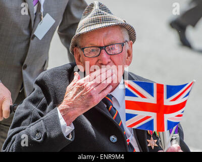 Viele der Veteranen sind im Rollstuhl geschoben von Personal aus den Streitkräften und Notdienste. VE Tag 70 Gedenkfeiern - historischen Jahrestag des Endes des zweiten Weltkrieges in Europa. Anschluss an ein Service von Thanksgiving in der Westminster Abbey, eine Parade von Service-Personal und Veteranen, geführt von einer militärischen Rohr-Band und einen Durchflug - in Horse Guards Parade und Whitehall. Stockfoto