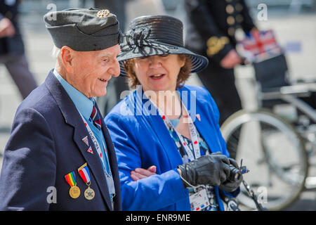 Viele der Veteranen sind im Rollstuhl geschoben von Personal aus den Streitkräften und Notdienste - aber einige sind entschlossen zu gehen und ihren Rollstuhl folgen. VE Tag 70 Gedenkfeiern - historischen Jahrestag des Endes des zweiten Weltkrieges in Europa. Anschluss an ein Service von Thanksgiving in der Westminster Abbey, eine Parade von Service-Personal und Veteranen, geführt von einer militärischen Rohr-Band und einen Durchflug - in Horse Guards Parade und Whitehall. Stockfoto