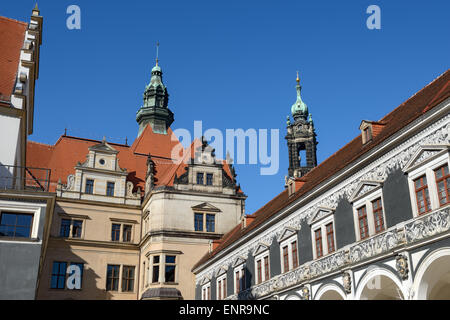 Blick vom Stall Hof (Stallhof) in Richtung Dach und Türmchen von George Gate des Dresdner Schlosses, Sachsen, Deutschland. Stockfoto