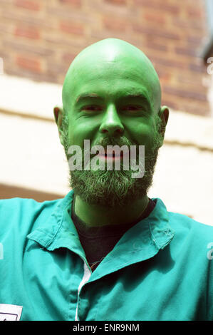 Porträt eines Mannes mit Grün bemaltem Gesicht Stockfoto