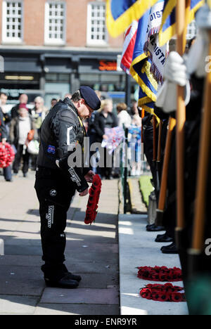 Brighton, UK. 10. Mai 2015. Dean Allgood der Royal British Legion, die Fahrer Zweig einen Kranz an der VE-Tag-Trauerfeier legt hielt heute in Brighton War Memorial. Bildnachweis: Simon Dack/Alamy Live-Nachrichten Stockfoto