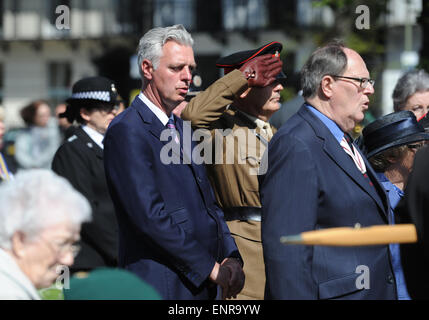 Brighton, UK. 10. Mai 2015.  Simon Kirby MP bei der Trauerfeier VE Tag hielt heute in Brighton War Memorial. Bildnachweis: Simon Dack/Alamy Live-Nachrichten Stockfoto