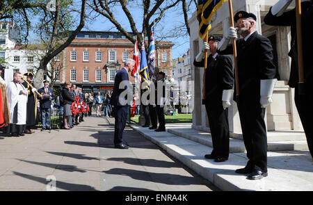 Brighton, UK. 10. Mai 2015. Simon Kirby MP legt ein Kranz an der Trauerfeier VE Tag an Brighton Krieg Denkmal heute fotografiert von Simon Dack genommen statt Stockfoto