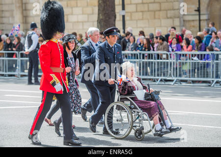 Viele der Veteranen sind im Rollstuhl geschoben von Personal aus den Streitkräften und Notdienste. VE Tag 70 Gedenkfeiern - historischen Jahrestag des Endes des zweiten Weltkrieges in Europa. Anschluss an ein Service von Thanksgiving in der Westminster Abbey, eine Parade von Service-Personal und Veteranen, geführt von einer militärischen Rohr-Band und einen Durchflug - in Horse Guards Parade und Whitehall. Stockfoto