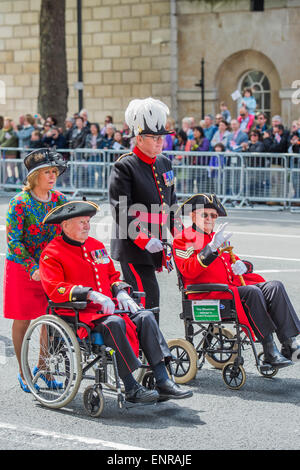 Viele der Veteranen sind im Rollstuhl geschoben von Personal aus den Streitkräften und Notdienste. VE Tag 70 Gedenkfeiern - historischen Jahrestag des Endes des zweiten Weltkrieges in Europa. Anschluss an ein Service von Thanksgiving in der Westminster Abbey, eine Parade von Service-Personal und Veteranen, geführt von einer militärischen Rohr-Band und einen Durchflug - in Horse Guards Parade und Whitehall. Stockfoto