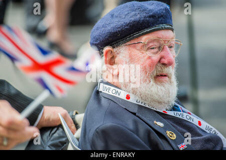 Viele der Veteranen sind im Rollstuhl geschoben von Personal aus den Streitkräften und Notdienste. VE Tag 70 Gedenkfeiern - historischen Jahrestag des Endes des zweiten Weltkrieges in Europa. Anschluss an ein Service von Thanksgiving in der Westminster Abbey, eine Parade von Service-Personal und Veteranen, geführt von einer militärischen Rohr-Band und einen Durchflug - in Horse Guards Parade und Whitehall. Stockfoto