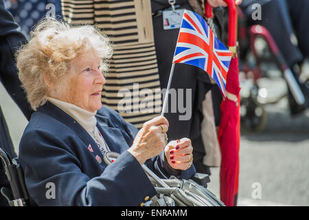 Viele der Veteranen sind im Rollstuhl geschoben von Personal aus den Streitkräften und Notdienste. VE Tag 70 Gedenkfeiern - historischen Jahrestag des Endes des zweiten Weltkrieges in Europa. Anschluss an ein Service von Thanksgiving in der Westminster Abbey, eine Parade von Service-Personal und Veteranen, geführt von einer militärischen Rohr-Band und einen Durchflug - in Horse Guards Parade und Whitehall. Stockfoto