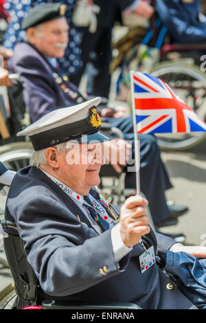 Viele der Veteranen sind im Rollstuhl geschoben von Personal aus den Streitkräften und Notdienste. VE Tag 70 Gedenkfeiern - historischen Jahrestag des Endes des zweiten Weltkrieges in Europa. Anschluss an ein Service von Thanksgiving in der Westminster Abbey, eine Parade von Service-Personal und Veteranen, geführt von einer militärischen Rohr-Band und einen Durchflug - in Horse Guards Parade und Whitehall. Stockfoto