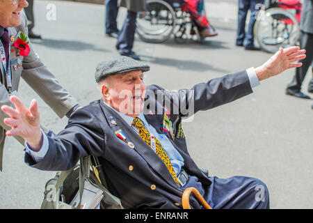 Viele der Veteranen sind im Rollstuhl geschoben von Personal aus den Streitkräften und Notdienste. VE Tag 70 Gedenkfeiern - historischen Jahrestag des Endes des zweiten Weltkrieges in Europa. Anschluss an ein Service von Thanksgiving in der Westminster Abbey, eine Parade von Service-Personal und Veteranen, geführt von einer militärischen Rohr-Band und einen Durchflug - in Horse Guards Parade und Whitehall. Stockfoto