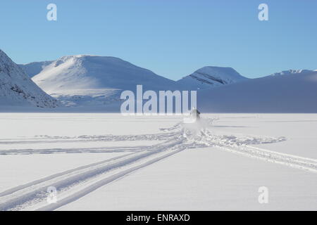 Schneemobil-Fahrer auf einem zugefrorenen See, Finndalsvatnet, Norwegen Stockfoto