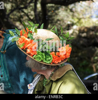 Dame mit Blume verziert Hut Stockfoto