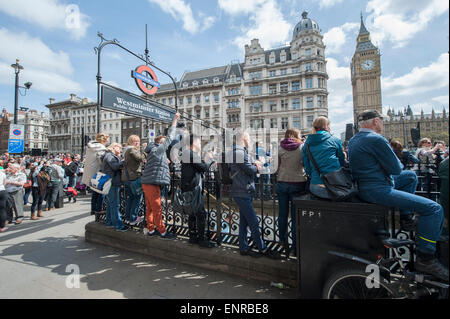 Westminster, London, UK. 10. Mai 2015. 70.-Jahr-Feier des Endes des zweiten Weltkriegs in Europa statt im Zentrum von London mit großen Menschenmengen Futter Parliament Square und Whitehall. Bildnachweis: Malcolm Park Leitartikel/Alamy Live-Nachrichten Stockfoto