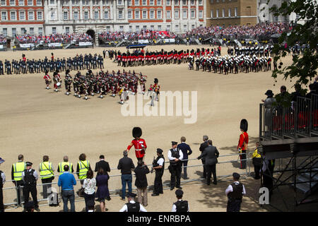 Westminster, London, UK. 10. Mai 2015. Veteranen und ihre Familien zogen durch Horse Guards eine Danksagung in der Westminster Abbey anlässlich des 70. Jahrestags des VE-Tag der Premierminister David Cameron teilnahmen nach andere politische Würdenträger und Mitglieder der königlichen Familie. Bildnachweis: Amer Ghazzal/Alamy Live-Nachrichten Stockfoto