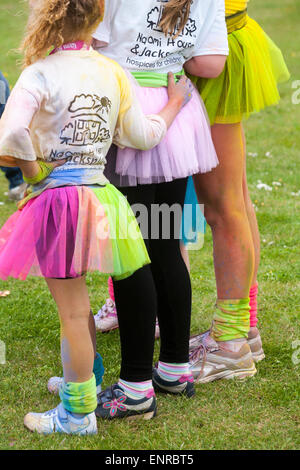 10. Mai 2015. Poole, Dorset, UK. Dorset erfolgt erste Regenbogen laufen im Baiter Park, Poole. Mehr als 1500 Läufer nehmen Teil 3 k-Charity-Rennen organisiert von Naomi House und Jacksplace Kinder Hospiz in der Nähe von Winchester, um Geld für ihre Caterpillar Attraktivität erhöhen. Stockfoto