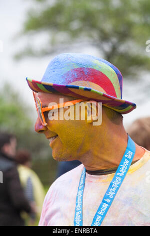 10. Mai 2015. Poole, Dorset, UK. Dorset erfolgt erste Regenbogen laufen im Baiter Park, Poole. Mehr als 1500 Läufer nehmen Teil 3 k-Charity-Rennen organisiert von Naomi House und Jacksplace Kinder Hospiz in der Nähe von Winchester, um Geld für ihre Caterpillar Attraktivität erhöhen. Stockfoto