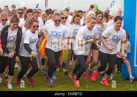 10. Mai 2015. Poole, Dorset, UK. Dorset erfolgt erste Regenbogen laufen im Baiter Park, Poole. Mehr als 1500 Läufer nehmen Teil 3 k-Charity-Rennen organisiert von Naomi House und Jacksplace Kinder Hospiz in der Nähe von Winchester, um Geld für ihre Caterpillar Attraktivität erhöhen. Stockfoto