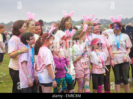 10. Mai 2015. Poole, Dorset, UK. Dorset erfolgt erste Regenbogen laufen im Baiter Park, Poole. Mehr als 1500 Läufer nehmen Teil 3 k-Charity-Rennen organisiert von Naomi House und Jacksplace Kinder Hospiz in der Nähe von Winchester, um Geld für ihre Caterpillar Attraktivität erhöhen. Stockfoto