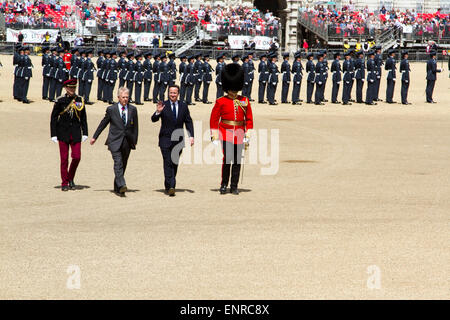 Westminster London. 10. Mai 2015. Premierminister David Cameron ist zusammen mit Würdenträgern Politiker und Mitglieder der königlichen Familie anlässlich der 70. Jahrestag des VE Tag in der Westminster Abbey, gefolgt von einer Militärparade und einen Marsch von Kriegsveteranen und Familien bei der Horse Guard Credit: Amer Ghazzal/Alamy Live-Nachrichten Stockfoto