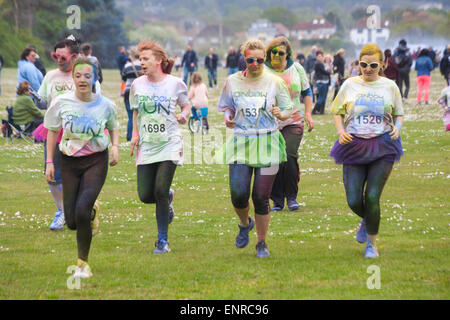 10. Mai 2015. Poole, Dorset, UK. Dorset erfolgt erste Regenbogen laufen im Baiter Park, Poole. Mehr als 1500 Läufer nehmen Teil 3 k-Charity-Rennen organisiert von Naomi House und Jacksplace Kinder Hospiz in der Nähe von Winchester, um Geld für ihre Caterpillar Attraktivität erhöhen. Stockfoto