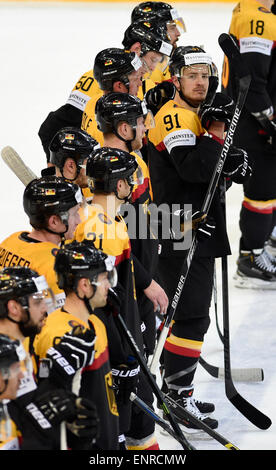 Prag, Tschechische Republik. 10. Mai 2015. Deutsche Spieler nach der Ice Hockey World Championship Gruppe A Spiel Tschechien Vs Deutschland in Prag, Tschechische Republik, 10. Mai 2015. © Roman Vondrous/CTK Foto/Alamy Live-Nachrichten Stockfoto