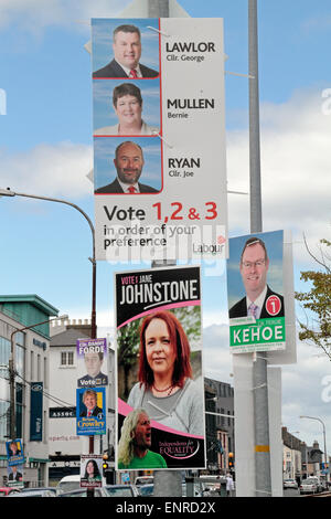 Wahlplakat auf einem Leuchtenposten in Wexford Town, County Wexford, Eire, ein häufiger Anblick in irischen Städten während der Wahlen. (Mai 2014) Stockfoto