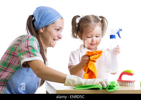 süße junge Mutter lehrt Tochter Kind Reinigung Zimmer Stockfoto