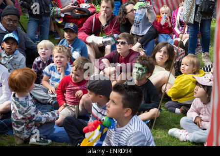 Junge Kinder beobachten einen Punch and Judy am jährlichen Covent Garden können Fayre & Puppentheater-Festival mit Professoren aus rund um England zeigen. London, UK. 10. Mai 2015. Die Veranstaltung, feiert sein 40-jähriges Jubiläum im Jahr 2015 ist in St. Paul Kirchhof, Covent Garden, die lange Verbindungen mit Punch & Judy, am 2. Sonntag im Mai hat statt.  Das kann Fayre gipfelt in einem Toast auf Herrn Punch anläßlich seines Geburtstages am 9. Mai – die erste urkundliche Erwähnung von Herrn Punch in England war am 9. Mai 1662 in das Tagebuch von Samuel Pepys. Bildnachweis: Auf fotografischen Blick/Alamy Live News Stockfoto