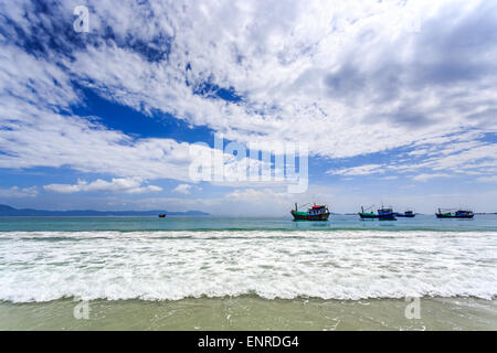 Lokale Boote am Morgen in Doc Let Strand, Zentral-Vietnam Nha Trang Stockfoto