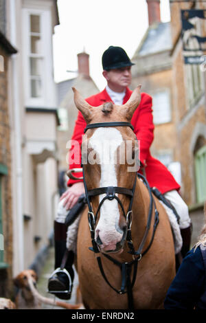 Traditionelle Boxing Day (26. Dezember) Hunt. Die Blackmore und Sparkford Vale Jagd im Zentrum von Castle Cary, Somerset market Town, South-West, England. Stockfoto