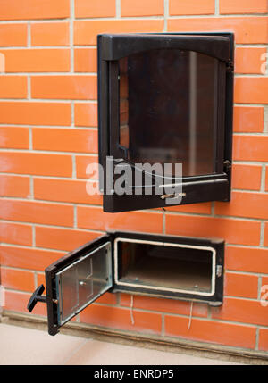 Offene rot Steinofen mit Aschenbecher. Stockfoto