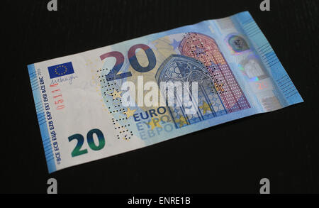 Ein Prototyp der neuen 20-Euro-Banknote in einer Filiale der Bundesbank in Magdeburg, Deutschland, 6. Mai 2015. Mit drei neuen Eigenschaften - das Porträt-Wasserzeichen, das Porträt-Hologramm und der Smaragd-Zahl - sind die neuen Banknoten, von der EZB in Frankfurt am 24. Februar 2015 eingeführt fälschungssicher. Ab 25. November 2015 werden die neuen Banknoten im Umlauf. Foto: Jens Wolf/ZB Stockfoto