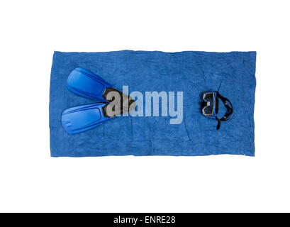 Draufsicht-Aufnahme von Schnorchelausrüstung auf blauen Badetuch liegend Stockfoto