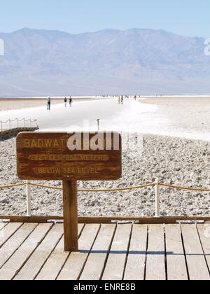 Badwater Basin im Death Valley National Park als der tiefste Punkt in Nordamerika, mit einer Höhe von 282 ft (86 m) bel Stockfoto