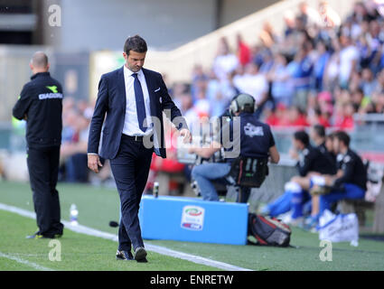 Udine, Italien. 10. Mai 2015.  UdineseÕs Trainer Andrea Stramaccioni denken in die italienische Serie A Fußballspiel zwischen Udinese und Sampdoria Genua am 10. Mai 2015, im Friaul-Stadion. Bildnachweis: Simone Ferraro / Alamy Live News Stockfoto