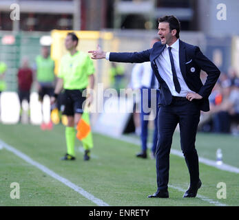 Udine, Italien. 10. Mai 2015.  UdineseÕs Cheftrainer Andrea Stramaccioni Gesten während der italienischen Serie A Fußball zwischen Udinese und Sampdoria Genua am 10. Mai 2015, im Friaul Stadion übereinstimmen. Bildnachweis: Simone Ferraro / Alamy Live News Stockfoto