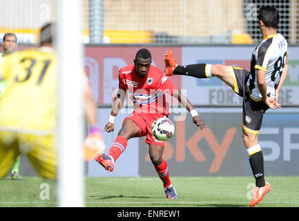 Udine, Italien. 10. Mai 2015.  Sampdoria Mittelfeldspieler Acquah Afriyie kickt den Ball in die italienische Serie A Fußballspiel zwischen Udinese und Sampdoria Genua am 10. Mai 2015, im Friaul-Stadion. Bildnachweis: Simone Ferraro / Alamy Live News Stockfoto