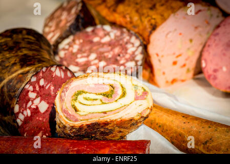 leckere Wurstwaren auf dem Tresen im Laden Stockfoto