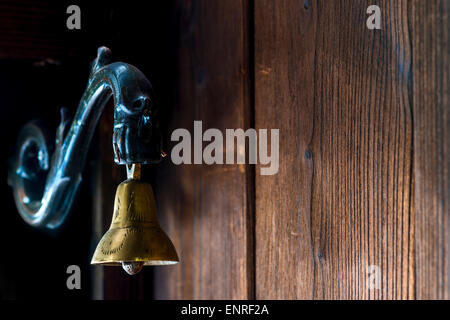 Messingglocke an der Tür auf den alten Stil Stockfoto