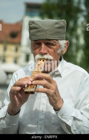 Ein Alter Musiker auf der Straße Stockfoto