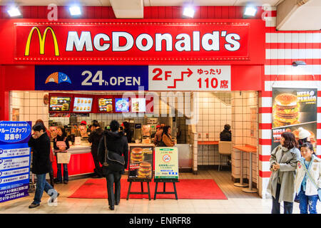 Kleines McDonald-Outlet am Bahnhof Sannomiya, Japan. Burger-Schalter vor dem Hotel, die auf Bestellungen warten, über dem Schild für 110 Personen. Stockfoto