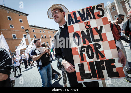 Rom, Italien. 10. Mai 2015. Ein Priester nimmt den jährliche "Marsch für das Leben" in Rom, um gegen Abtreibung und Euthanasie zu protestieren und den universellen Wert des Rechts auf Leben zu verkünden. Bildnachweis: Giuseppe Ciccia/Pacific Press/Alamy Live-Nachrichten Stockfoto