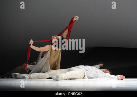 London, UK, 22. April 2015, Lucien Postlewaite als Romeo und Noelani Pantastico als Julia in der Monte-Carlo Ballett Produktion von Romeo und Julia Öffnung am Londoner Coliseum. Stockfoto