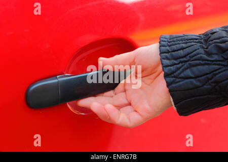 Hand öffnet den Auto-Türgriff Stockfoto